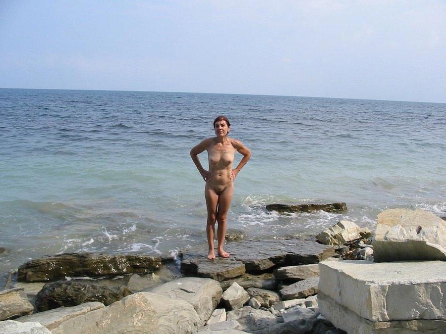 15P Amateur mature lady showing off nude outdoors