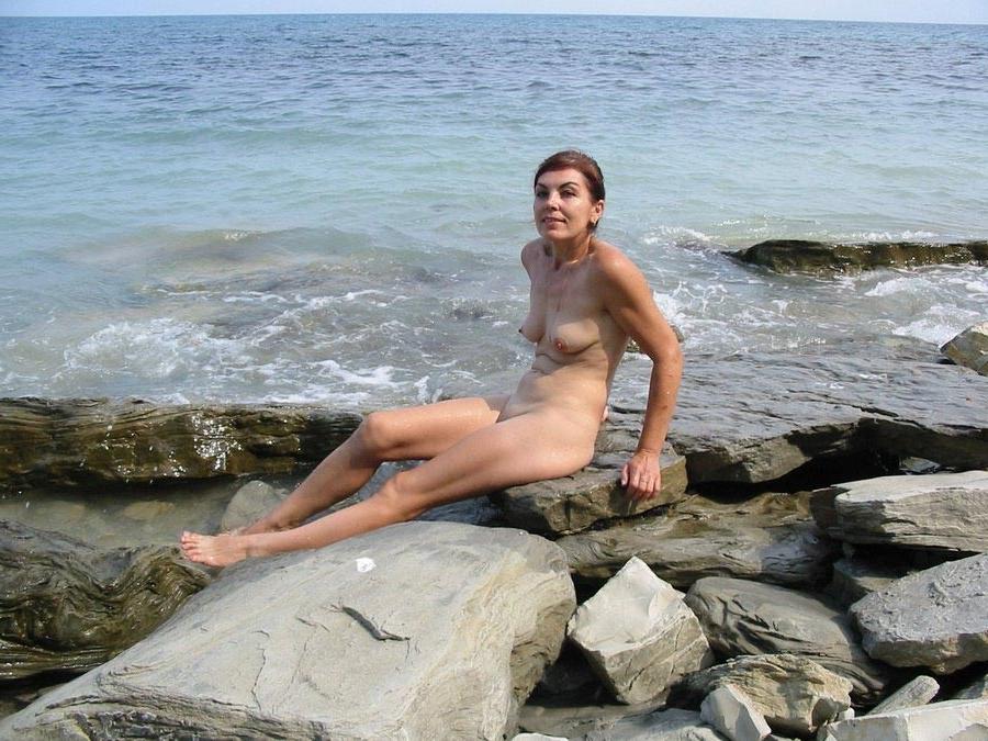 15P Amateur mature lady showing off nude outdoors