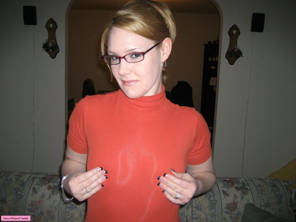 16P Teen girlfriend sucks cock while wearing her glasses
