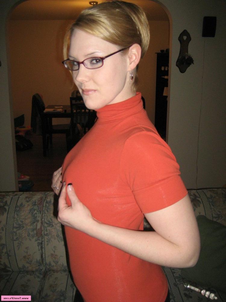 16P Teen girlfriend sucks cock while wearing her glasses