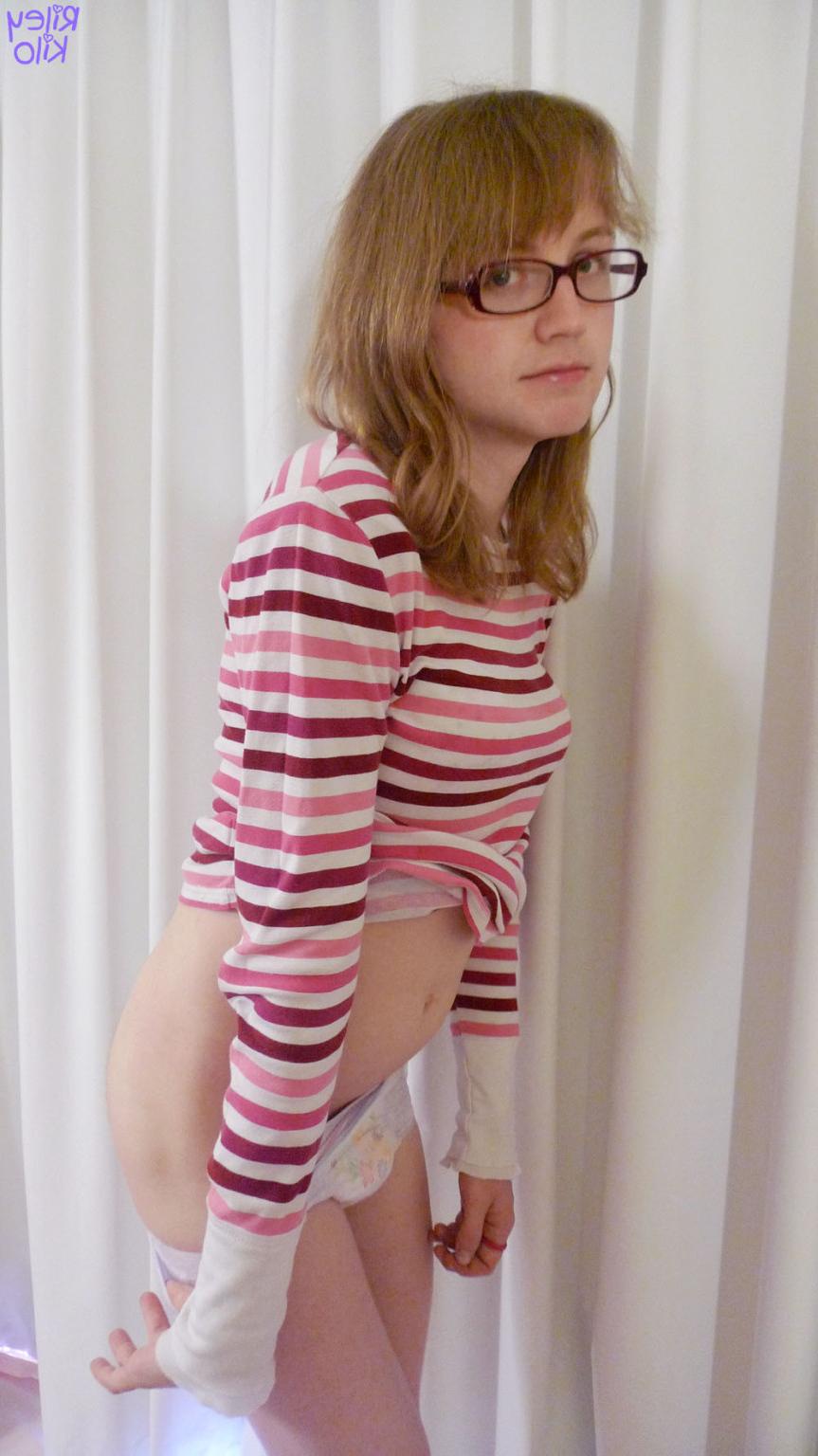 12P Treat this fetish tranny like a slut wearing diapers and spank her ass