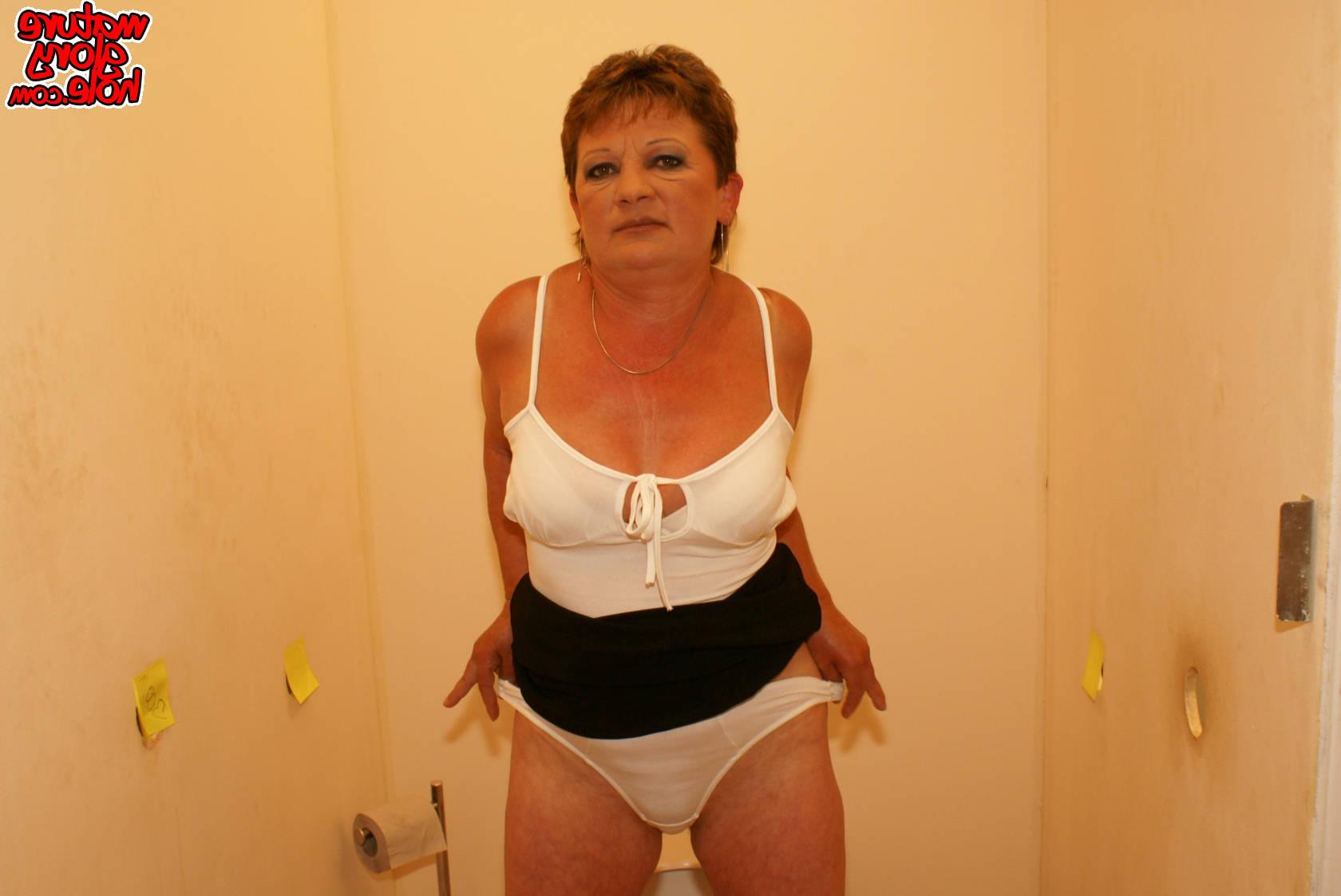 16P Cockhungry mature slut fed on the toilet