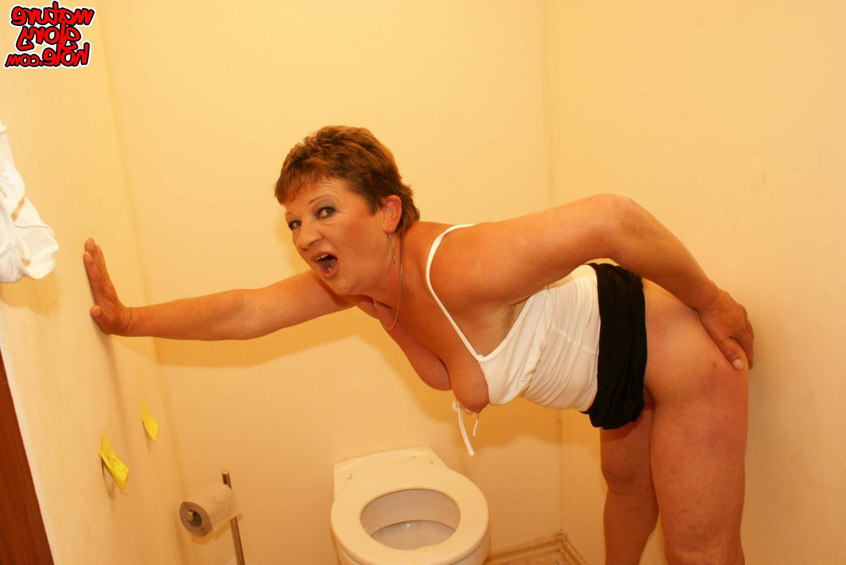 16P Cockhungry mature slut fed on the toilet