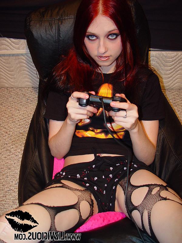 16P LIZ VICIOUS in Playstation Play Around