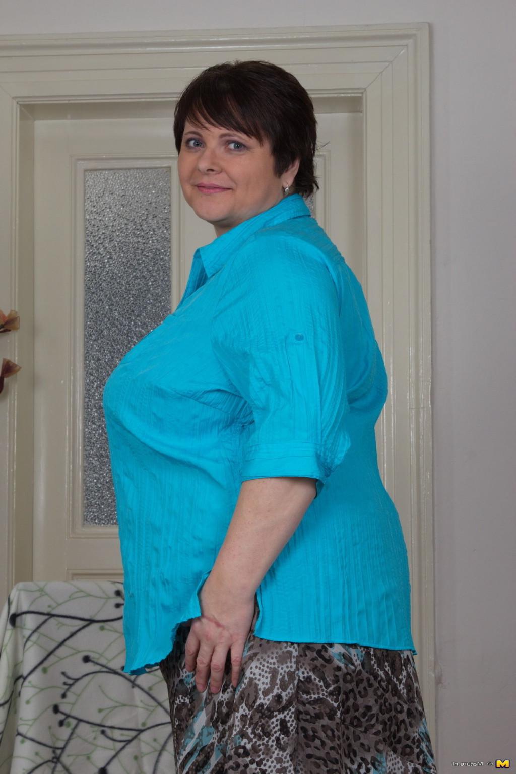 16P Huge breasted mature lady getting naughty