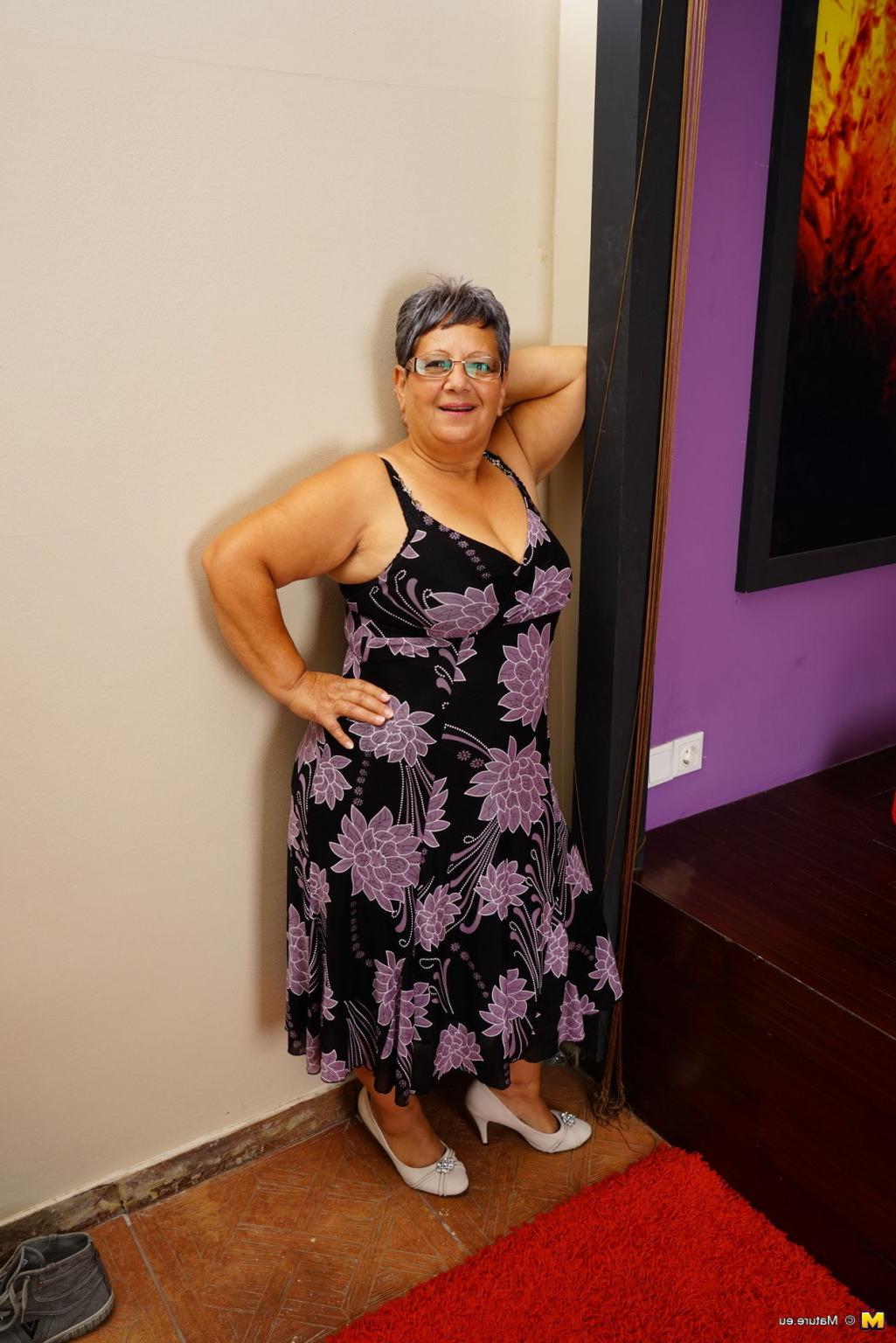 16P Nauchty chubby mature lady playing with herself