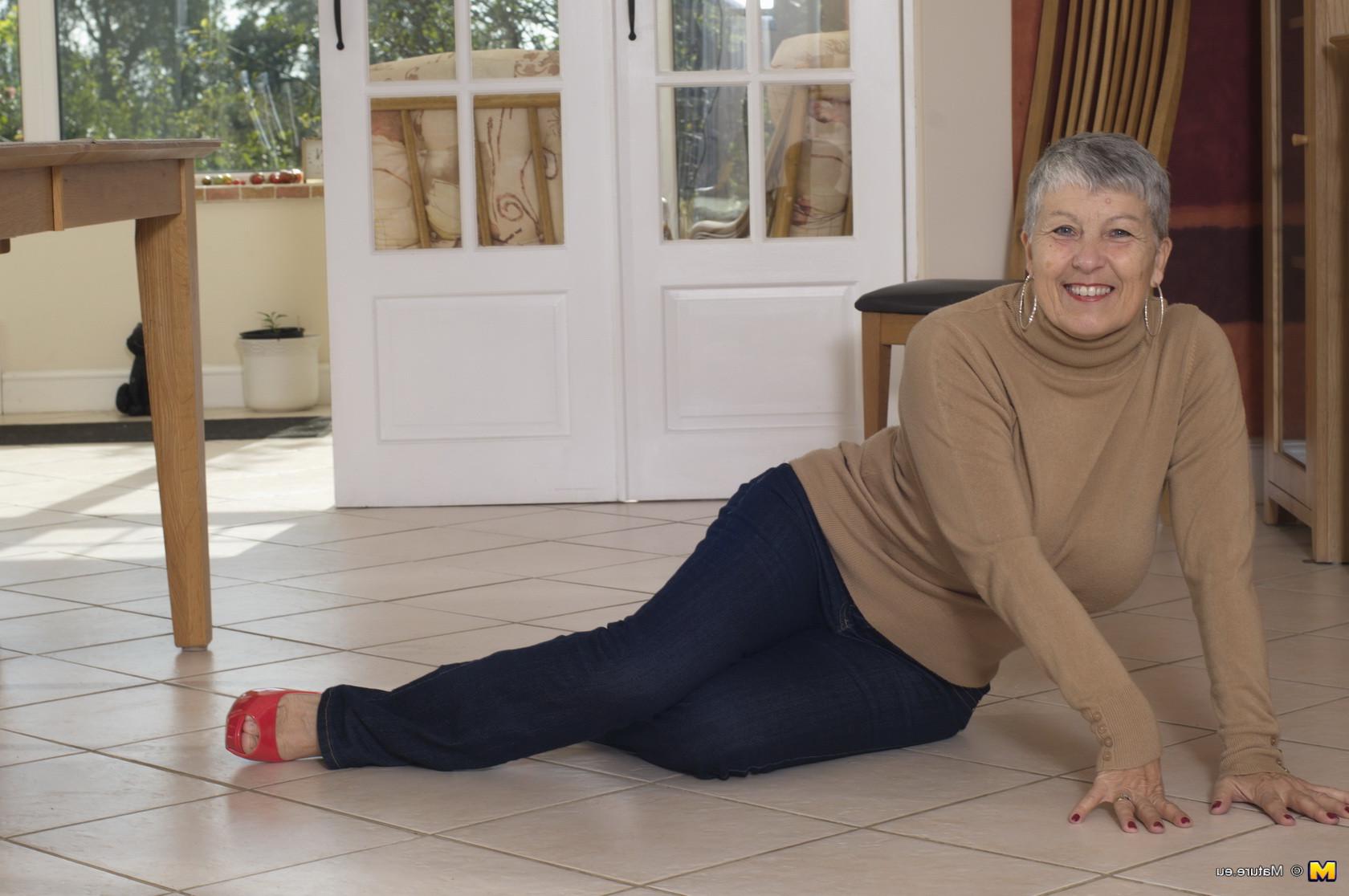 16P This British mature woman loves to get naked and frisky