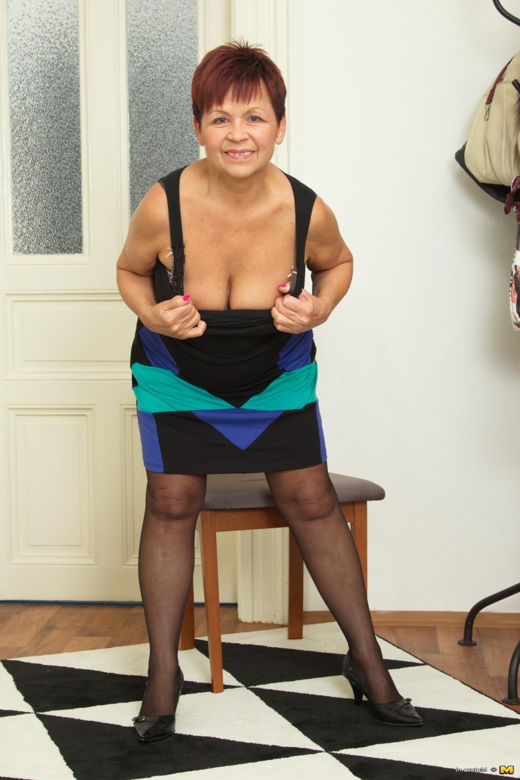16P This naughty mature lady loves to play around