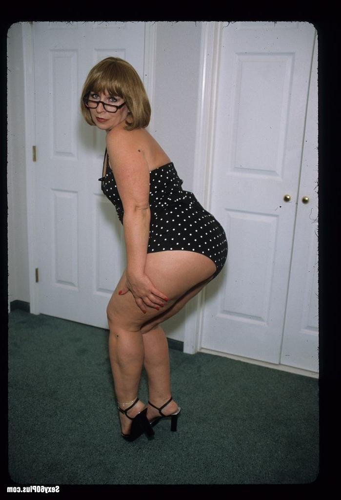 15P Busty mature lady getting fucked by two cocks