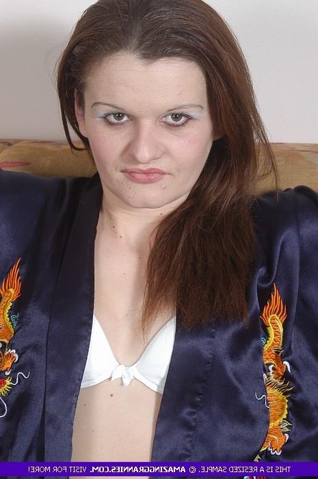 12P Amateur Mature Bitch Takes Off Her Kimono And Ready To Take Off 