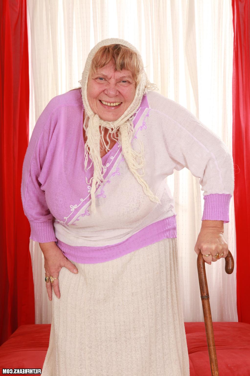 15P Watch this granny get fucked