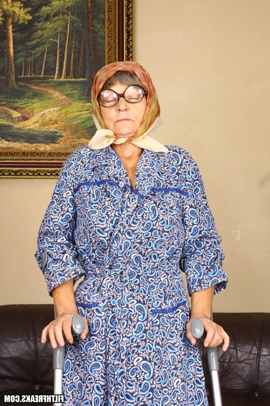 15P This old lady sucks a mean cock