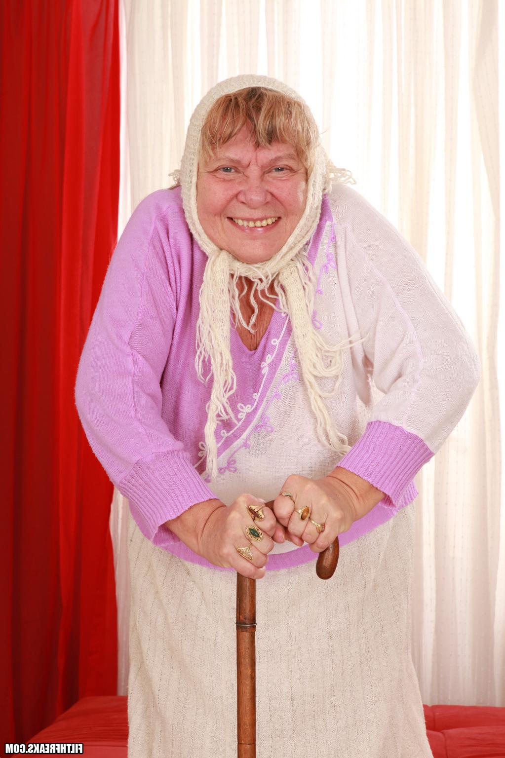 13P Nice pussy on this old bitch