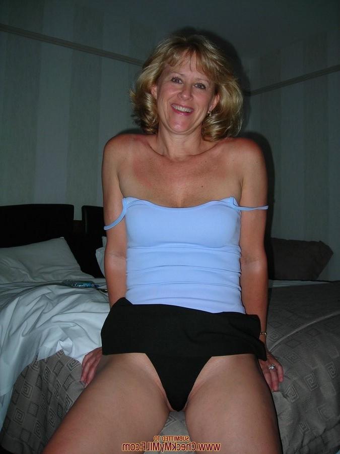 15P Hot mature housewive posing