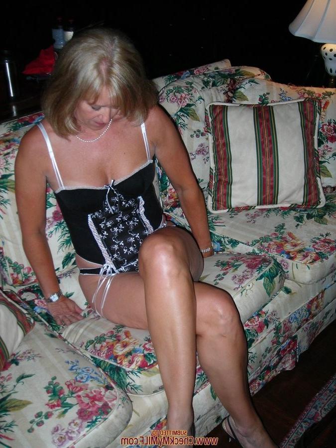15P Hot mature housewive posing