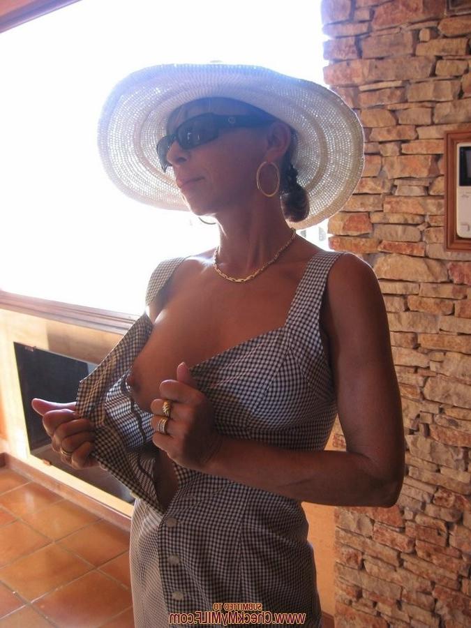 15P Mature amateur whore posing