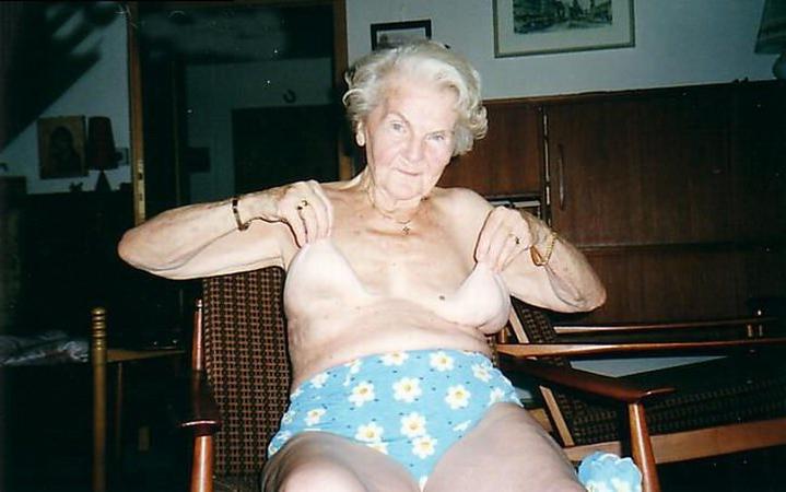 18P kinky older amateur grannies poser