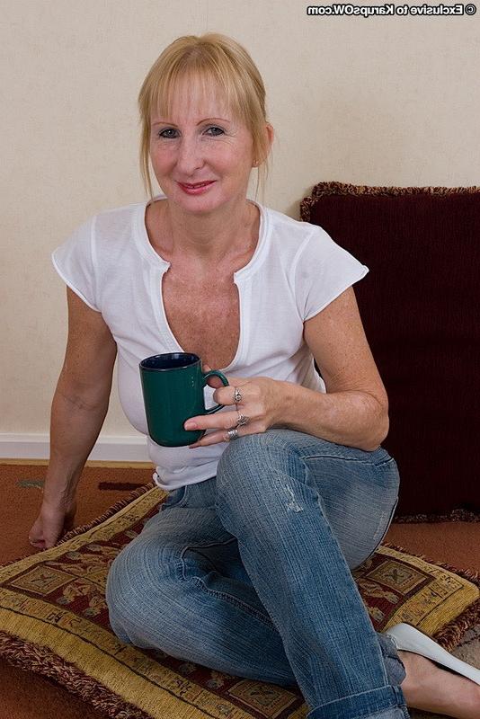 18P Naughty mature blonde granny fingering her old wet pussy