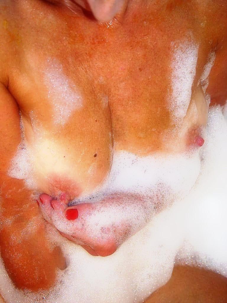 16P Blonde granny spreads her wet hairy mature pussy in the bathtub