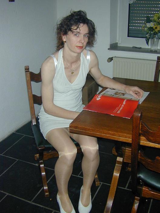 16P Mature Amateur Spreads by her Computer