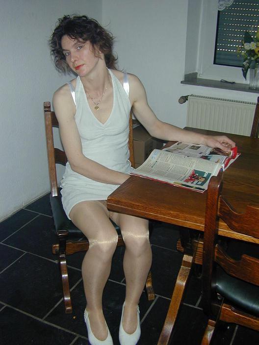 16P Mature Amateur Spreads by her Computer