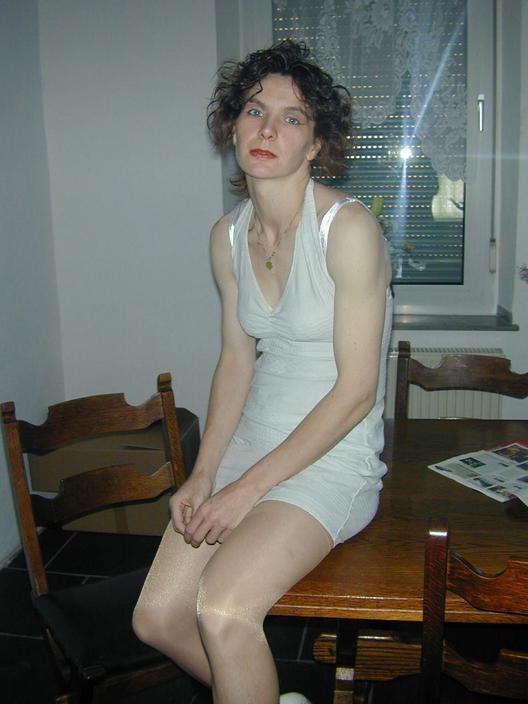 16P Mature Amateur Spreads by her Computer
