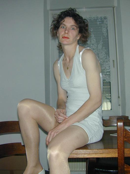 16P Mature Amateur Spreads by her Computer