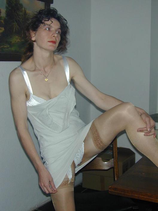 16P Mature Amateur Spreads by her Computer
