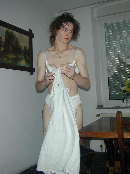 16P Mature Amateur Spreads by her Computer