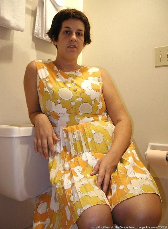 15P chubby natural milf Kiki takes a piss