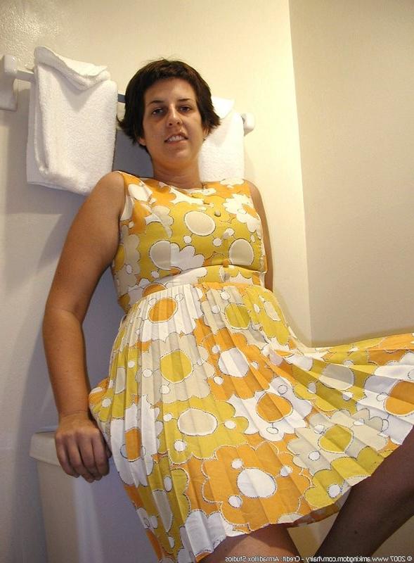 15P chubby natural milf Kiki takes a piss