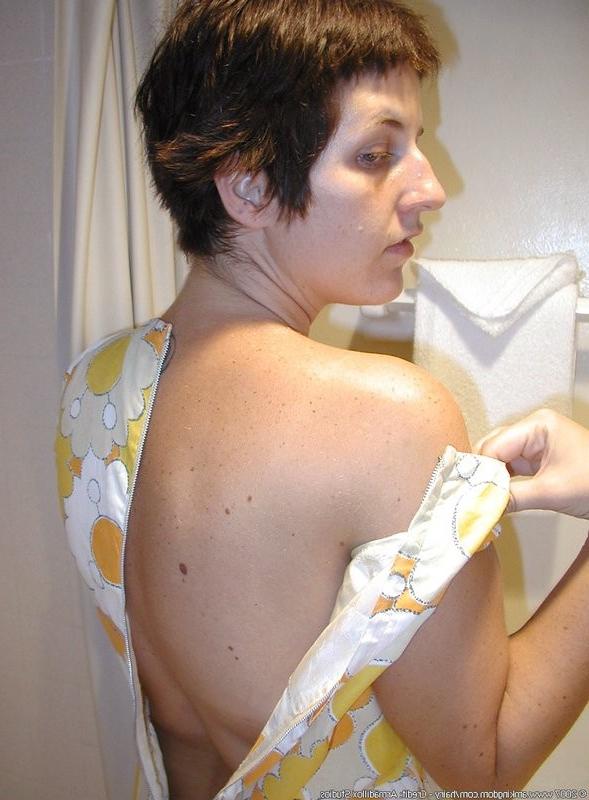 15P chubby natural milf Kiki takes a piss
