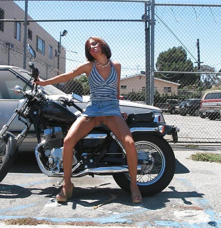 24P REALLY HOT GIRLS IN PUBLIC 02