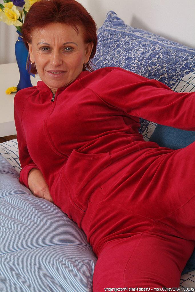 16P Watch 47 year old Kate spread her hairy mature hole