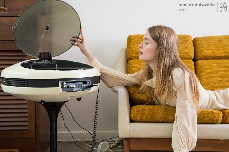 8P Blonde listening to music