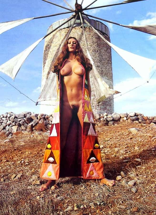 16P Pretty classic ladies posing naked in sixties