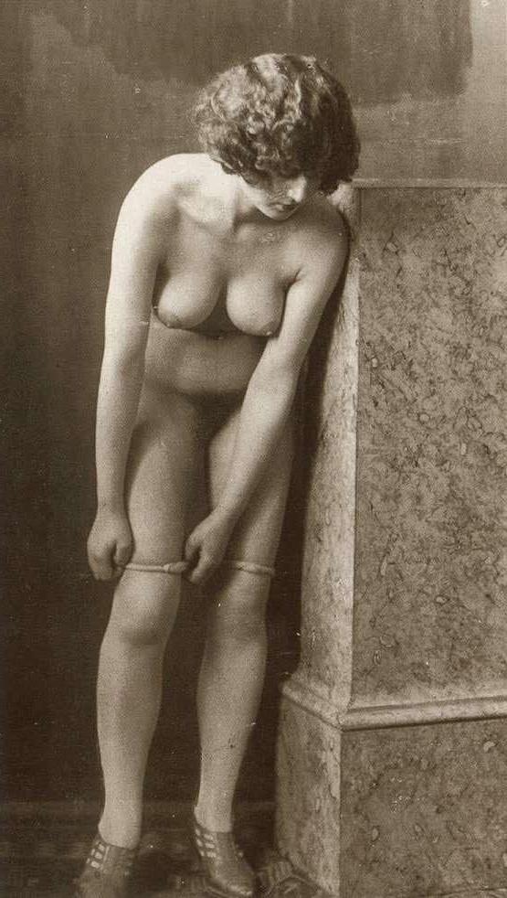 16P Pretty classic ladies posing naked in sixties