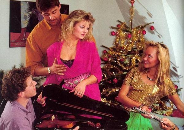 16P Two retro ladies fucked during the music lessons