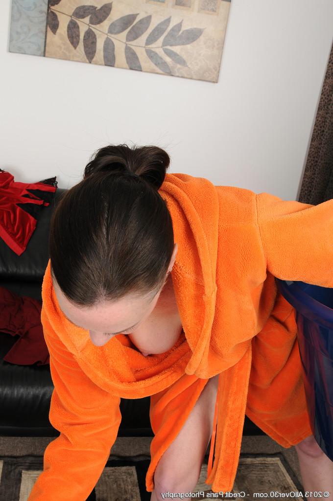 16P 40 year old Veronica Snow stops doing her wash to show her furry muff|Veronica S