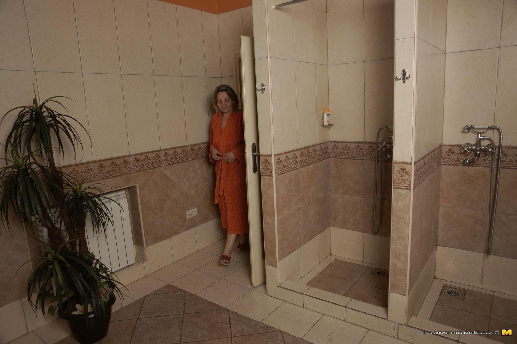 16P All is relaxed and well in this all female mature sauna