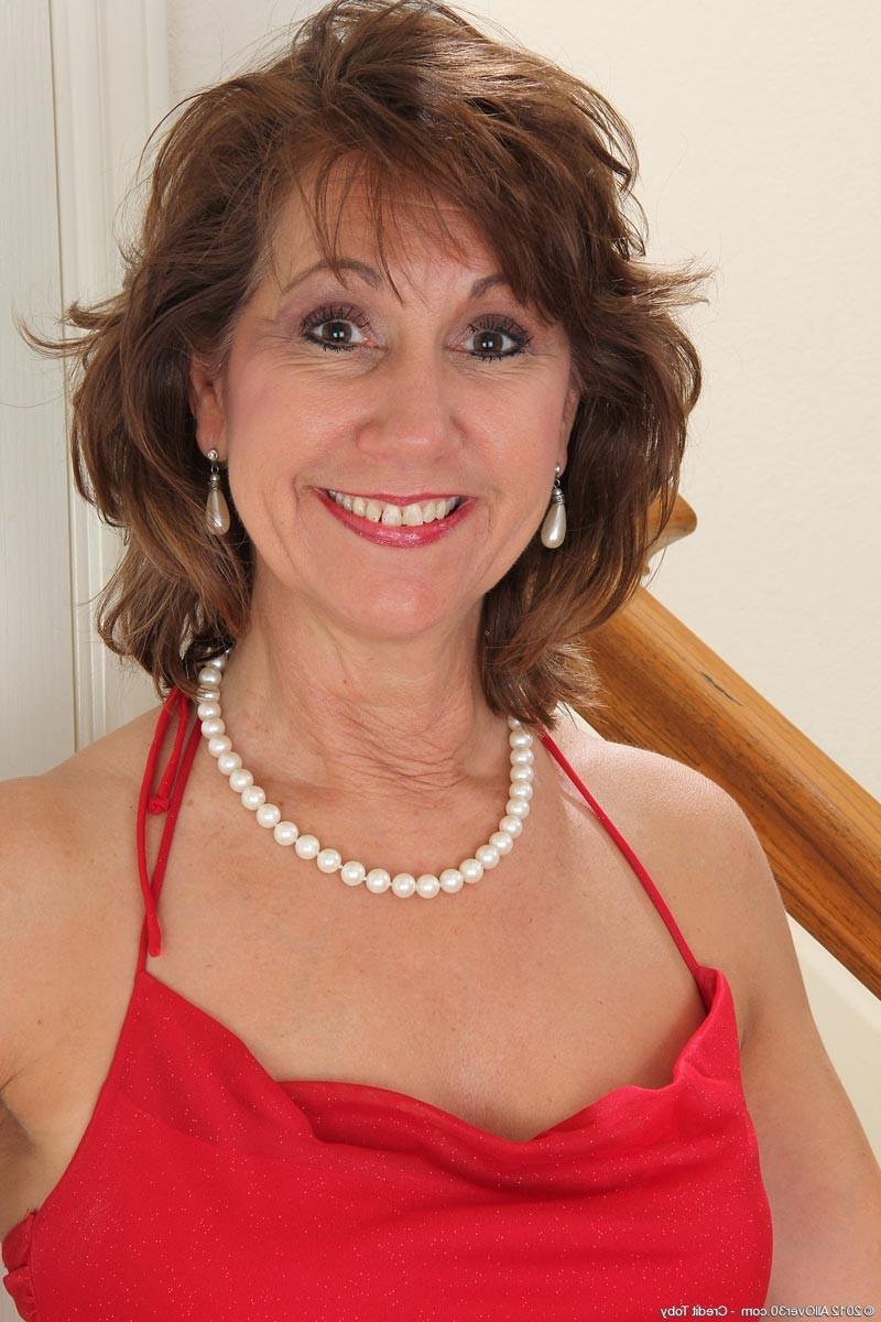 15P Hot mature posing in stockings