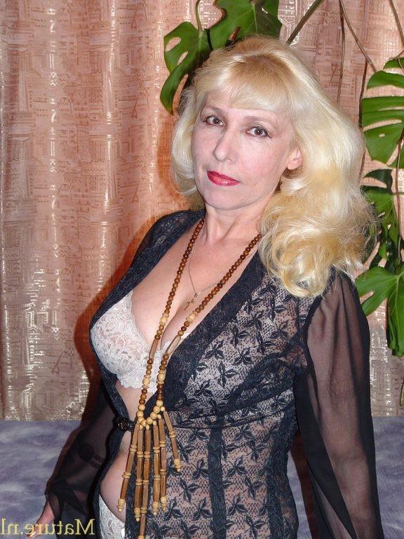 16P Mature slut showing off her kinky Body