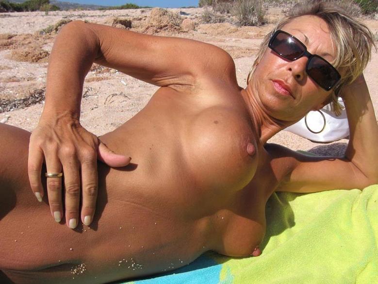 20P Mature amateur housewife posing naked on holidays