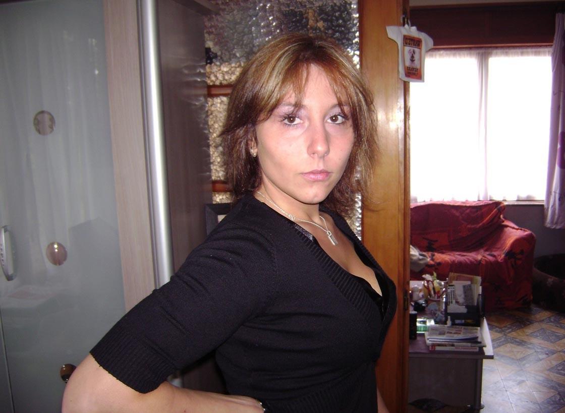 20P Cute amateur housewife posing naked