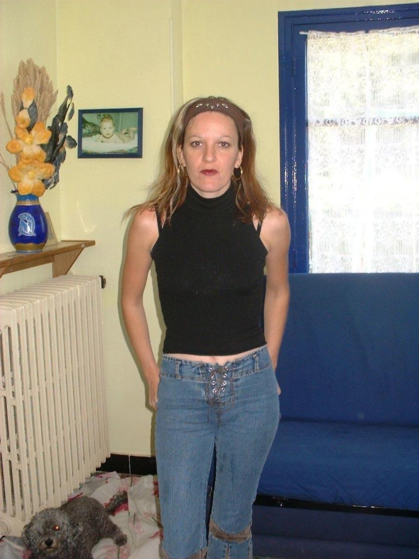 20P French mature housewife posing at home