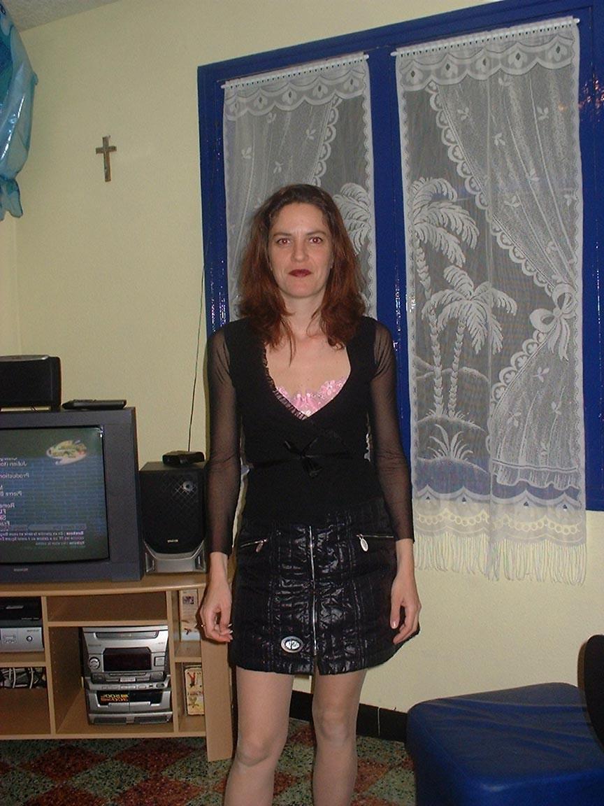 20P French mature housewife posing at home