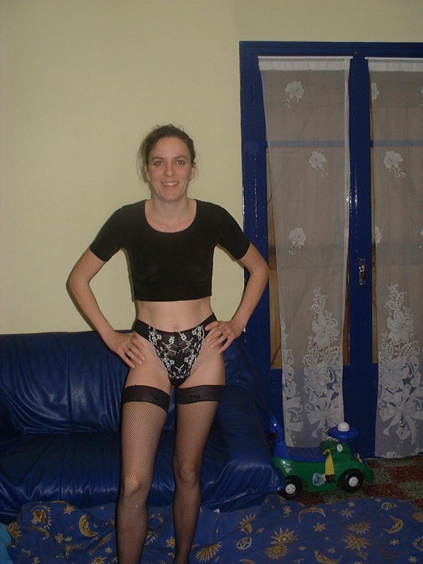 20P French mature housewife posing at home