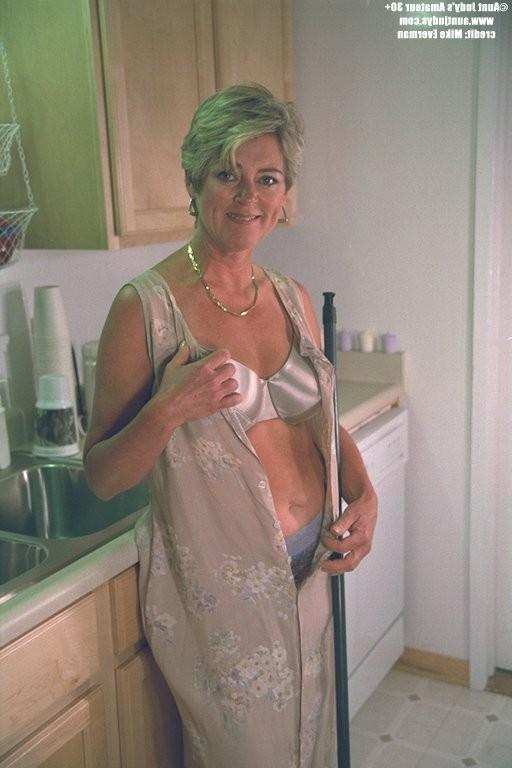 18P Mature ladies posing and teasing sexy