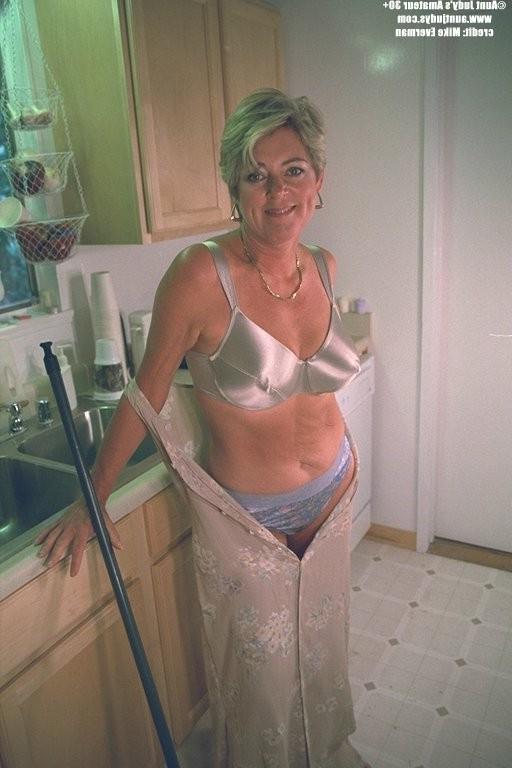 18P Mature ladies posing and teasing sexy