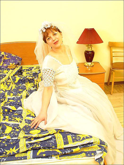 16P This old bride finally got the chance to screw her young man.